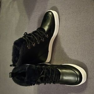 💙NWOB FUR LINED SNEAKERS